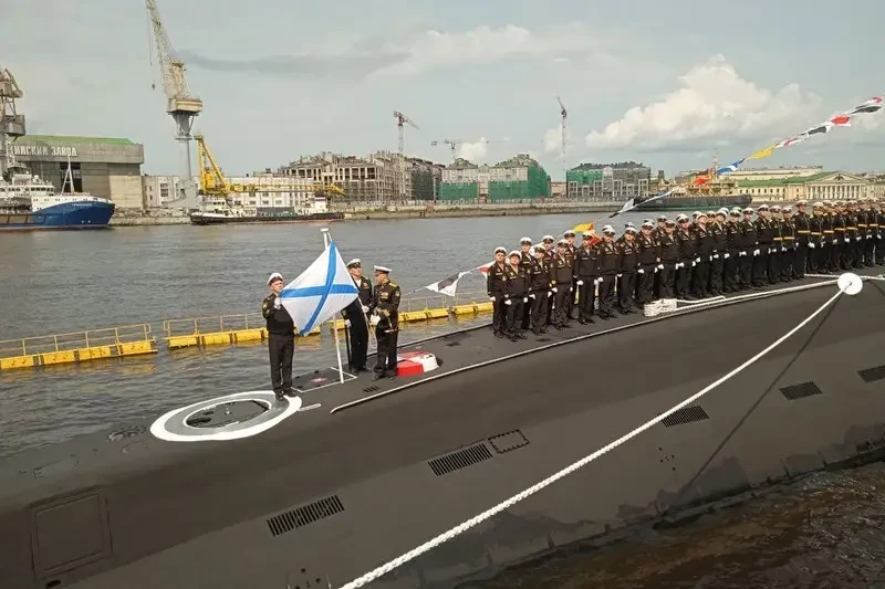 «Последняя в серии для ТОФ»: Андреевский флаг поднят на дизель-электрической подводной лодке «Якутск» проекта 636.3 «Варшавянка»