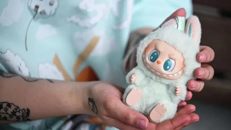 Пушистые зубастые монстрики: какую энергетику на самом деле несут популярные игрушки Лабубу
