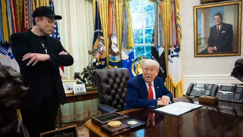 Маск отзывает эксплуатацию NASA космического корабля Dragon и поддерживает идею об импичменте Трампа