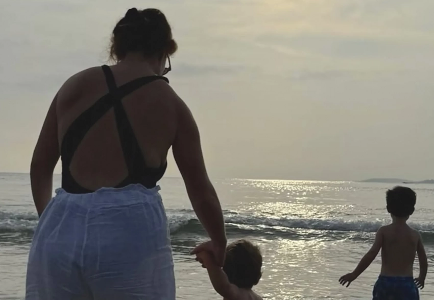 Принцесса Евгения опубликовала редкое фото в купальнике с отдыха с детьми