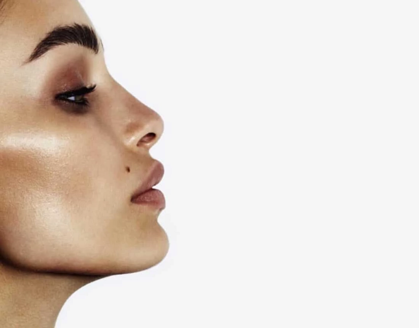 Что такое «угол молодости»: как добиться острых скул и красивого овала лица