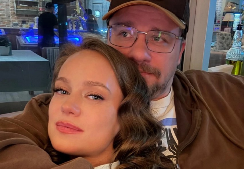 "Я тоже начинаю подозревать". Гарик Харламов прокомментировал слухи о беременности жены