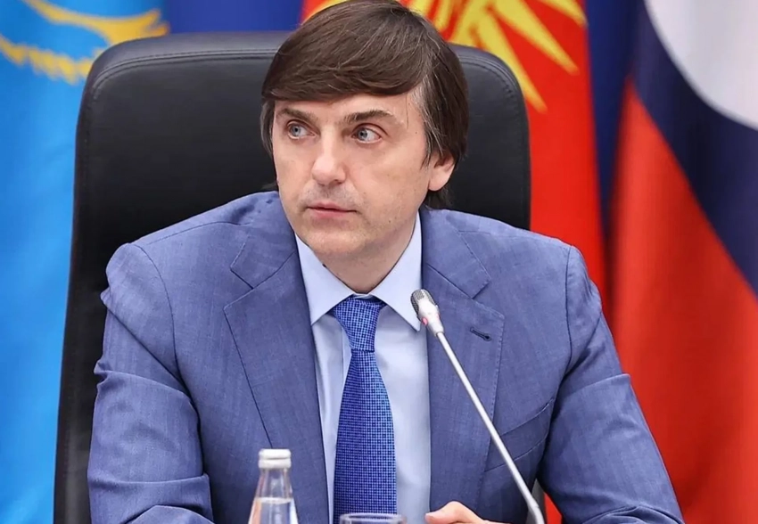 "Позорище". В сети критикуют министра просвещения Сергея Кравцова из-за ошибки в слове "праздник"