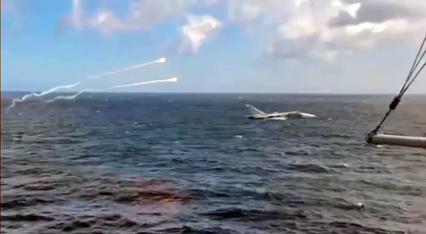 Показано видео отстрела тепловых ловушек Су-24 ВКС РФ над кораблём ВМС США в Балтийском море