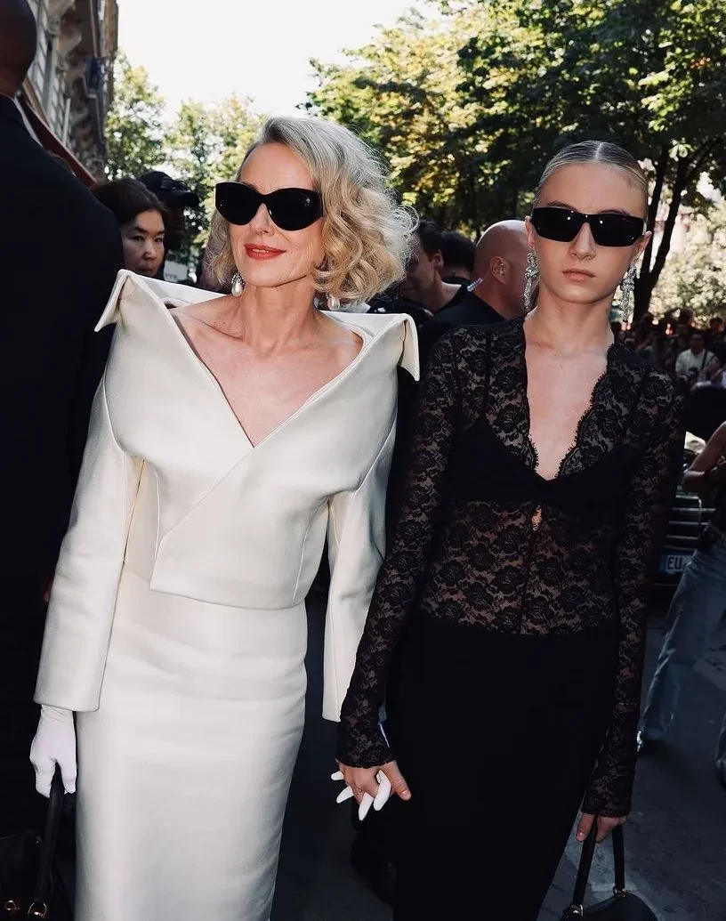 Сын Наоми Уоттс вышел на подиум в платье на показе Celine