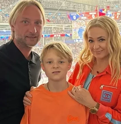 Яна Рудковская и Евгений Плющенко (после блефаропластики), Любовь Успенская и Анастасия Шубская посетили хоккейный матч с участием Александра Овечкина