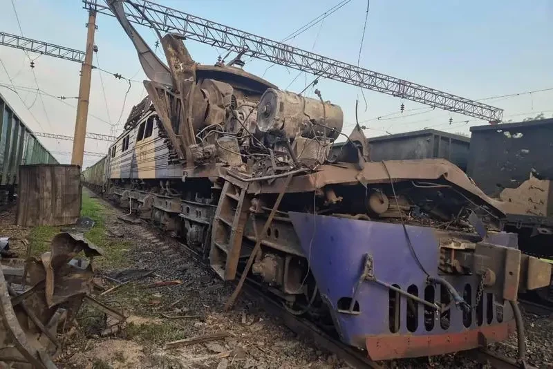 «Второй за сутки»: Российские БПЛА начали охоту за украинскими железнодорожными локомотивами