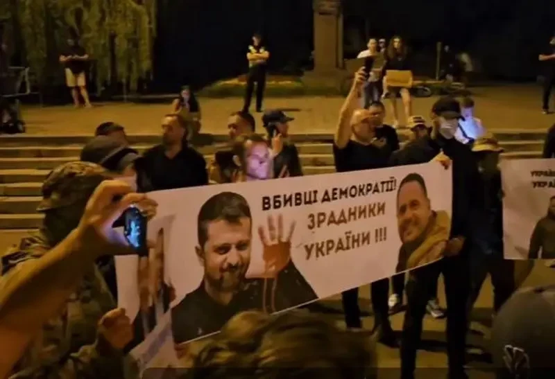 «Герои за Украину умирают, а эти двое её уничтожают»: На протестах в Киеве появились первые плакаты против Зеленского и Ермака