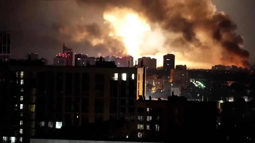 Сарказм киевских блогеров: Настоящее ноу-хау - новые асфальт, плитка и парковочные столбики создали мощный антидроновый заслон