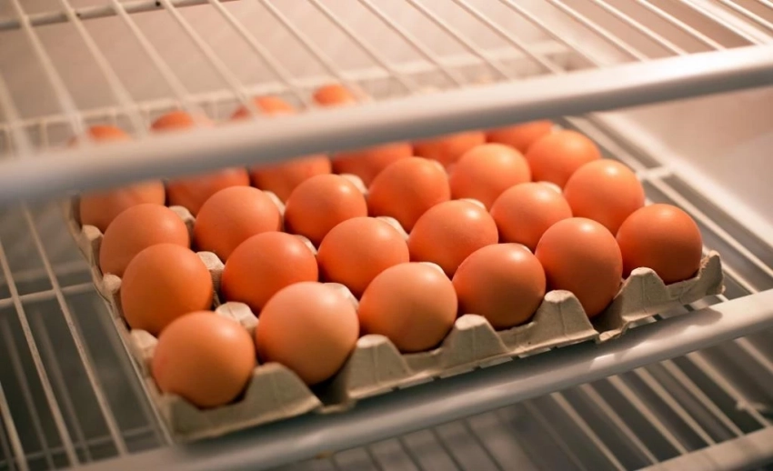 В холодильнике или на кухонной полке: где лучше хранить яйца, согласно науке