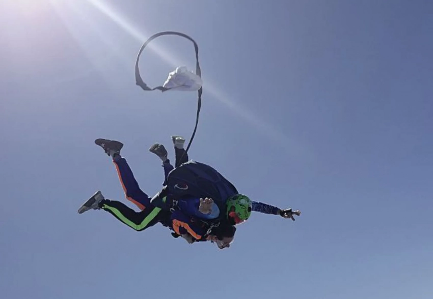 "Лучшее место на земле". Марк Эйдельштейн прыгнул с парашютом