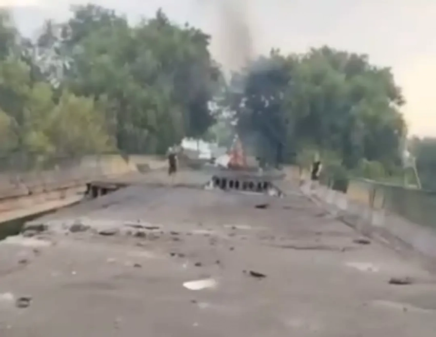 Снабжение ВСУ нарушено: под удар ВС России попал мост через реку Волчья в районе поселка Великомихайловка Днепропетровской области