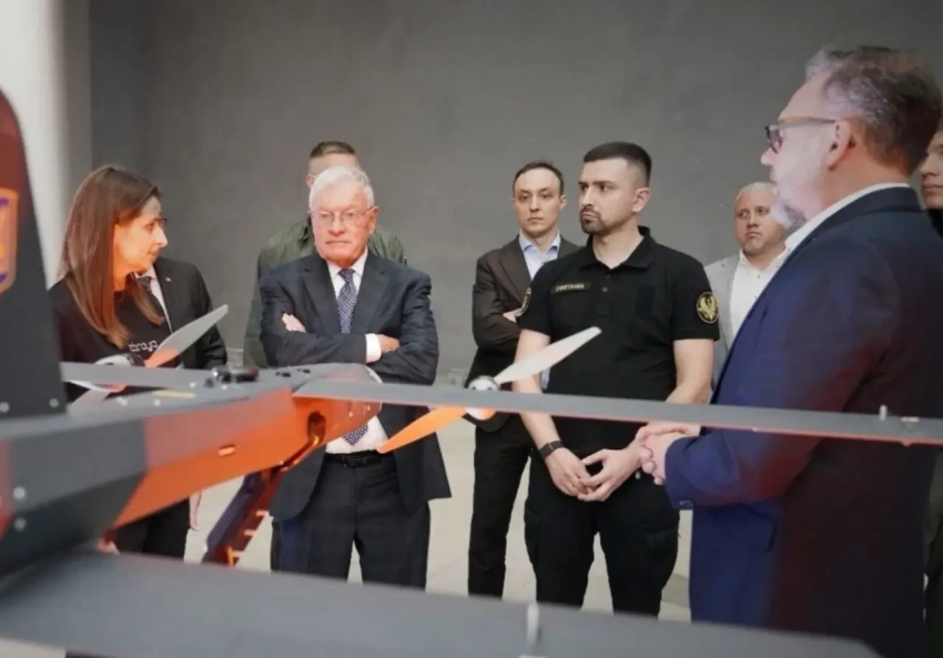 Не опасаясь удара: Келлог побывал в цехах по сборке украинских беспилотников в Киеве