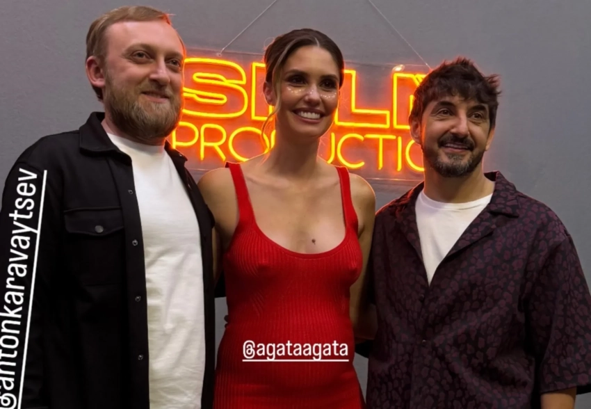 Беременная Агата Муцениеце выгуляла облегающее платье