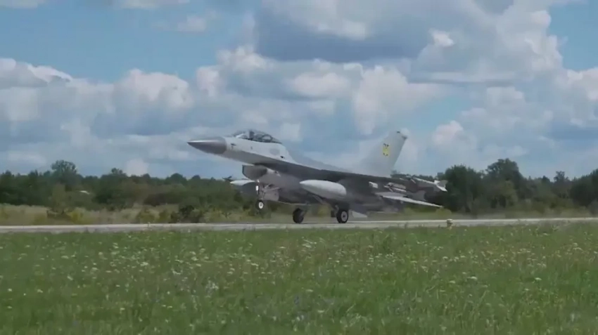 «Передвижной аэродром»: на Украине готовят мобильные комплексы для обслуживания F-16 вне авиабаз, на обычных дорогах