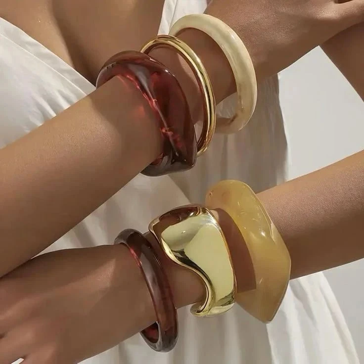 Яркий манифест свободы: почему все снова носят пластиковые кольца и браслеты