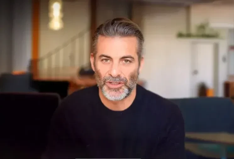 Дженнифер Энистон засняли на свидании с бойфрендом-гипнотерапевтом