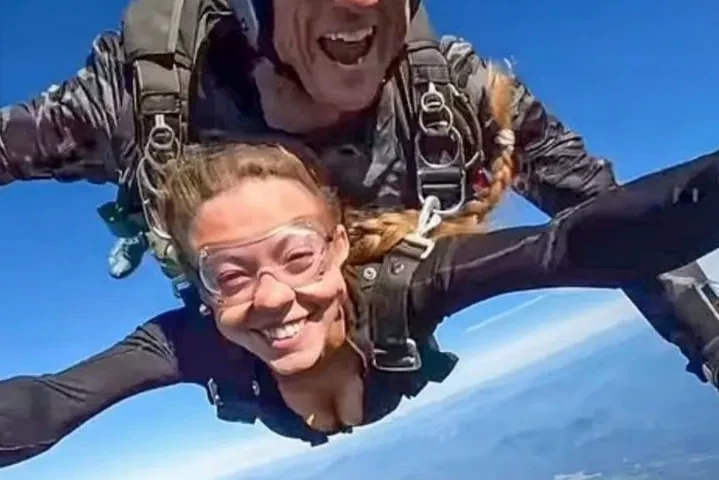 "Летающие соски". Сидни Суини раскритиковали за то, что она прыгнула с парашютом в костюме с глубоким декольте