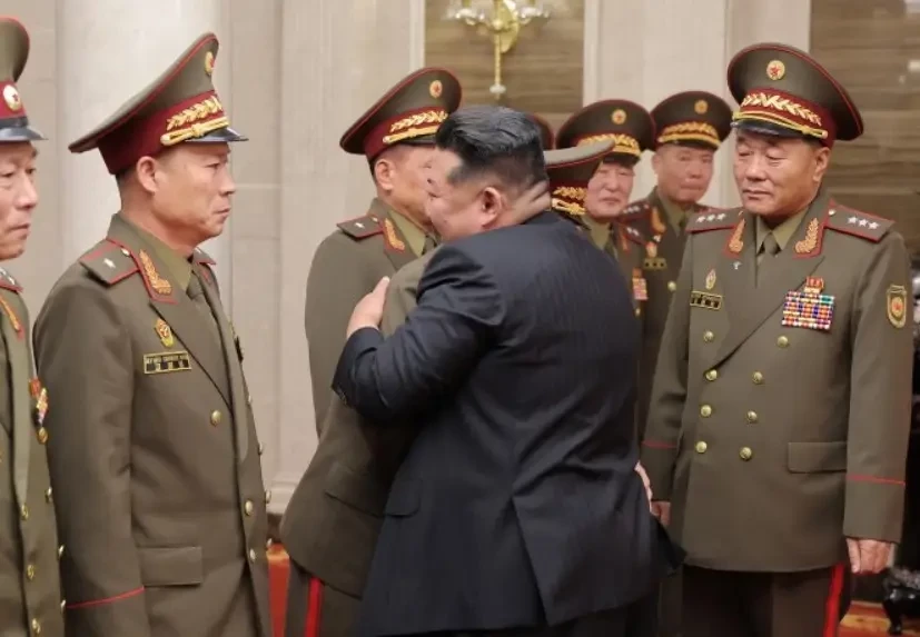 «Старания привели к победе»: Ким Чен Ын принял офицеров армии КНДР, помогавших освобождать Курскую область