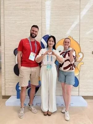 Прощание со Всемирными играми: дружба остается навсегда. Иностранные журналисты благодарят волонтеров подарками