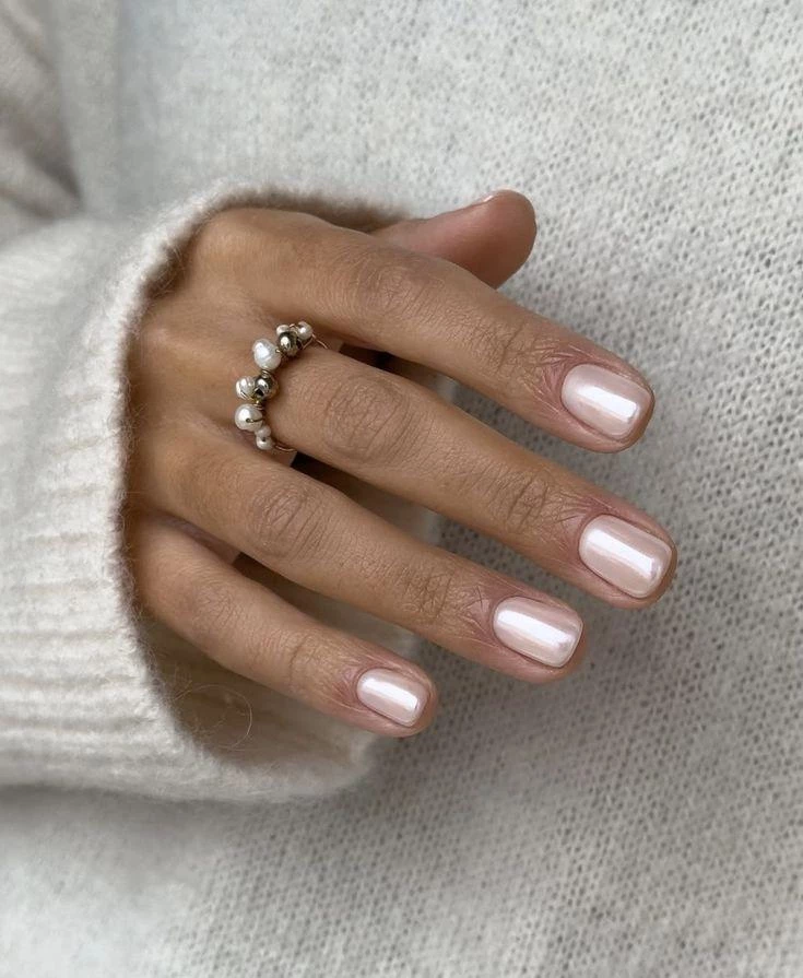 Блестящие, утонченные и нежные: 8 идей маникюров, которые хочется повторить