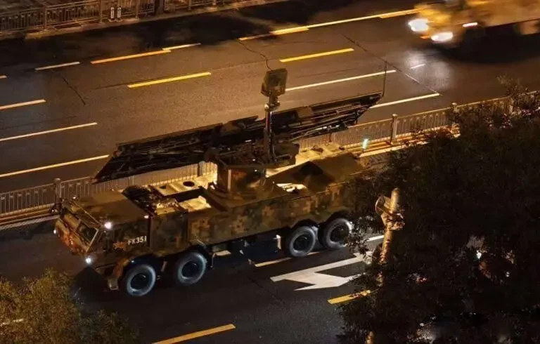 Китай представит три микроволновых системы для борьбы с роями дронов