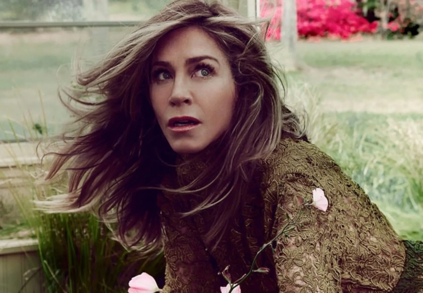 "Я часто задаюсь вопросом, чем стоит делиться с общественностью, а чем нет". Дженнифер Энистон снялась для глянца и рассказала о разводе с Брэдом Питтом, смерти Мэттью Перри и своём сталкере