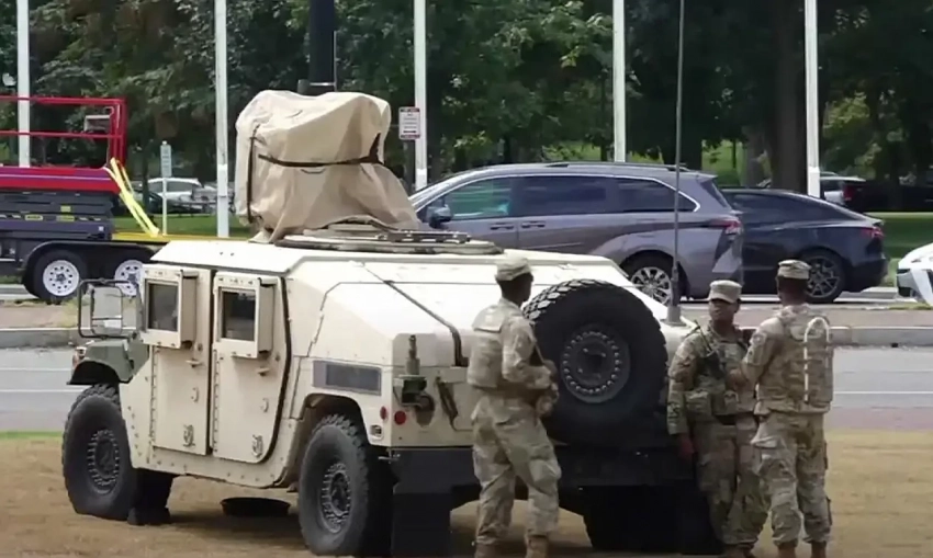 Фотографируются с туристами и едят мороженное: Трамп развернул войска в самых безопасных местах Вашингтона