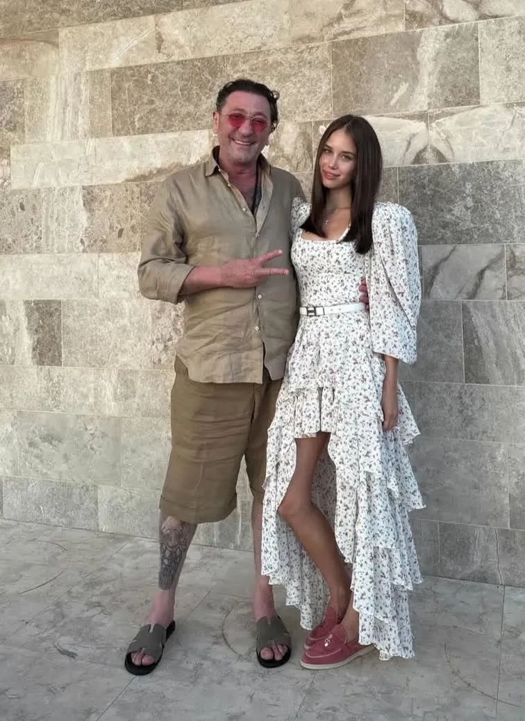 15 тысяч и одна роза: Григорий Лепс "искупал" 19-летнюю невесту в цветах