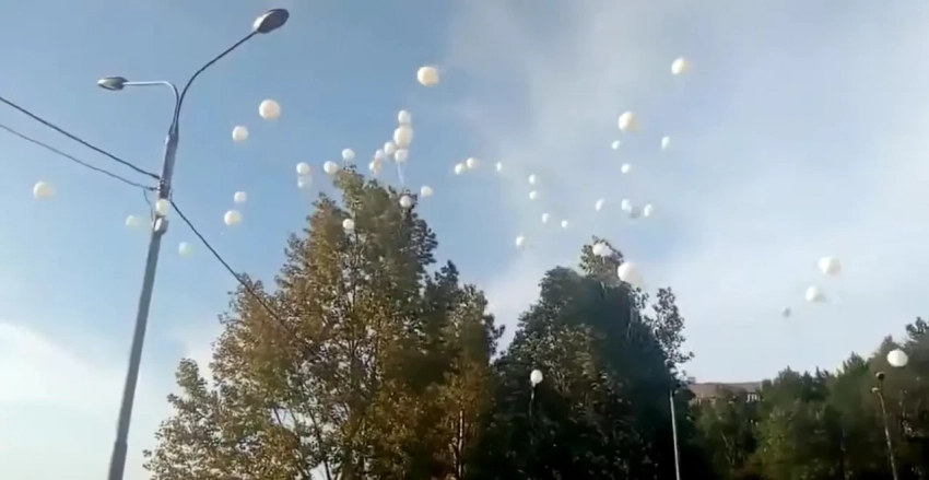 В Беслане запустили 334 белых шара в память о жертвах теракта в школе