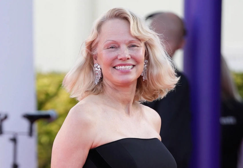 Памела Андерсон без макияжа, Дженнифер Лопес и Леа Сейду в прозрачных платьях, Сидни Суини в корсете с глубоким декольте вышли в свет